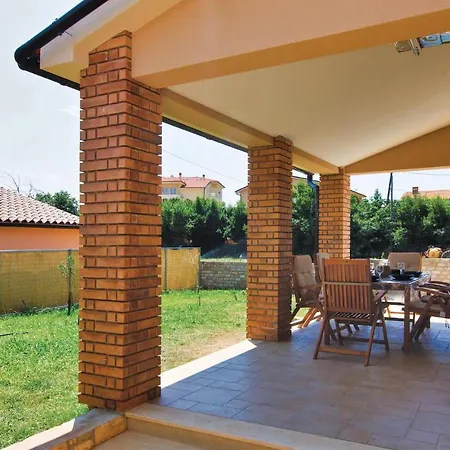 2 Bedroom Beautiful Home In Liznjan Holiday home