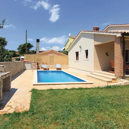 2 Bedroom Beautiful Home In Liznjan Holiday home *