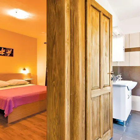 2 Bedroom Beautiful Home In Liznjan Holiday home