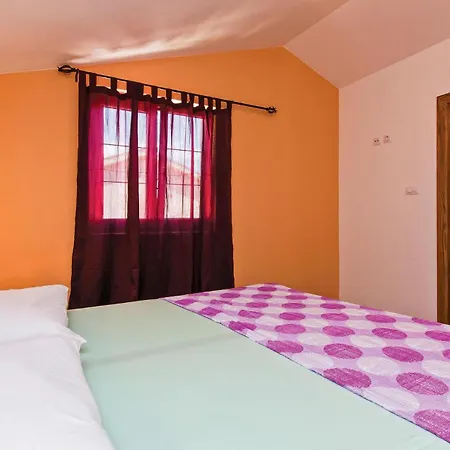 2 Bedroom Beautiful Home In Liznjan