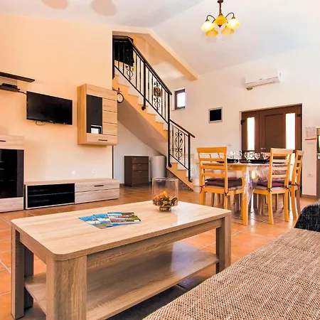 2 Bedroom Beautiful Home In Liznjan Holiday home