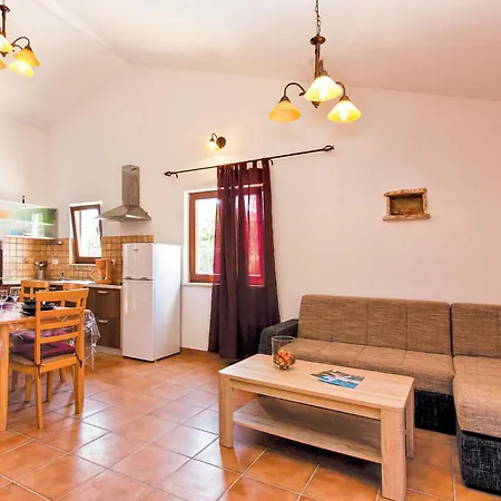 2 Bedroom Beautiful Home In Liznjan Holiday home *
