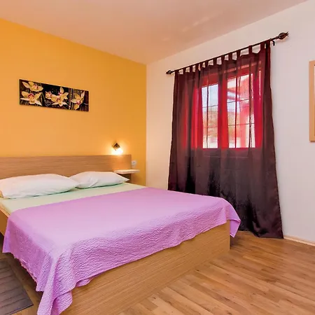 2 Bedroom Beautiful Home In Liznjan Holiday home