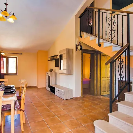 2 Bedroom Beautiful Home In Liznjan *