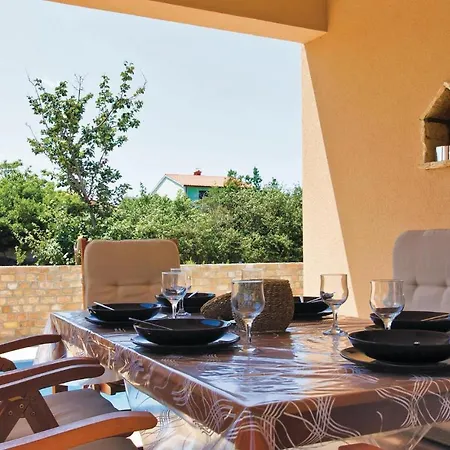 بيت للعطل Front In Ližnjan
