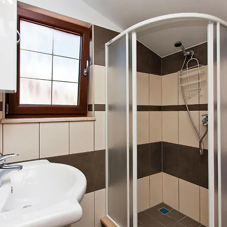 2 Bedroom Beautiful In Ližnjan