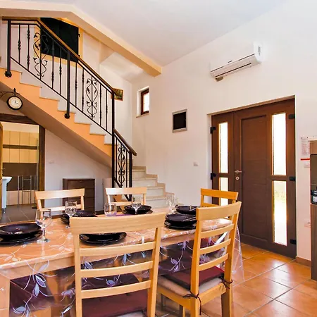 2 Bedroom Beautiful In Vakantiehuis