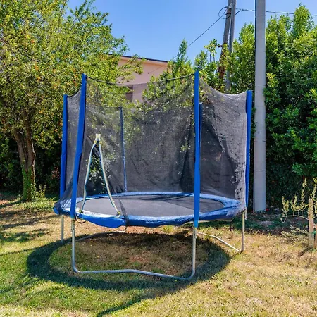 2 Bedroom Beautiful In Vakantiehuis Ližnjan