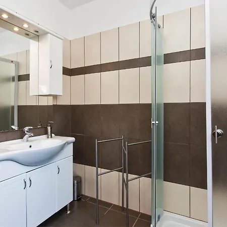 2 Bedroom Beautiful In Ližnjan